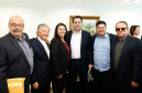 O governador Carlos Massa Ratinho Junior anunciou um pacote de investimentos para o Noroeste do Paraná, que inclui recursos para o Hospital Regional de Paranavaí e um plano de irrigação agrícola para a região. As medidas foram confirmadas em reunião com lideranças políticas e de outros segmentos, nesta segunda-feira (26), no Palácio Iguaçu, em Curitiba.