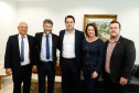 O governador Carlos Massa Ratinho Junior anunciou um pacote de investimentos para o Noroeste do Paraná, que inclui recursos para o Hospital Regional de Paranavaí e um plano de irrigação agrícola para a região. As medidas foram confirmadas em reunião com lideranças políticas e de outros segmentos, nesta segunda-feira (26), no Palácio Iguaçu, em Curitiba.