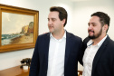O governador Carlos Massa Ratinho Junior anunciou um pacote de investimentos para o Noroeste do Paraná, que inclui recursos para o Hospital Regional de Paranavaí e um plano de irrigação agrícola para a região. As medidas foram confirmadas em reunião com lideranças políticas e de outros segmentos, nesta segunda-feira (26), no Palácio Iguaçu, em Curitiba.