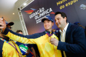 O governador Carlos Massa Ratinho Junior lançou nesta segunda-feira (2), em cerimônia no Palácio Iguaçu, o programa Geração Olímpica, que só neste ano garantirá 1.252 bolsas esportivas nas modalidades olímpicas e paralímpicas para jovens promessas, atletas de renome mundial e técnicos. A Companhia Paranaense de Energia (Copel), patrocinadora da iniciativa, investe R$ 4,75 milhões. É o maior programa de bolsa-atleta do País, em nível estadual.