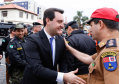 O governador Carlos Massa Ratinho Junior autorizou nesta quarta-feira (4) os concursos públicos para contratação de 2,4 mil militares estaduais. São 2 mil policiais e 400 bombeiros. Além disso, o Estado vai selecionar 50 delegados, 300 investigadores e 50 papiloscopistas para a Polícia Civil. Também foram abertas 238 vagas para agentes de cadeia para complementar o quadro do Departamento Penitenciário (Depen).