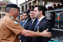 O governador Carlos Massa Ratinho Junior autorizou nesta quarta-feira (4) os concursos públicos para contratação de 2,4 mil militares estaduais. São 2 mil policiais e 400 bombeiros. Além disso, o Estado vai selecionar 50 delegados, 300 investigadores e 50 papiloscopistas para a Polícia Civil. Também foram abertas 238 vagas para agentes de cadeia para complementar o quadro do Departamento Penitenciário (Depen).