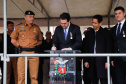O governador Carlos Massa Ratinho Junior autorizou nesta quarta-feira (4) os concursos públicos para contratação de 2,4 mil militares estaduais. São 2 mil policiais e 400 bombeiros. Além disso, o Estado vai selecionar 50 delegados, 300 investigadores e 50 papiloscopistas para a Polícia Civil. Também foram abertas 238 vagas para agentes de cadeia para complementar o quadro do Departamento Penitenciário (Depen).