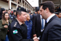 O governador Carlos Massa Ratinho Junior autorizou nesta quarta-feira (4) os concursos públicos para contratação de 2,4 mil militares estaduais. São 2 mil policiais e 400 bombeiros. Além disso, o Estado vai selecionar 50 delegados, 300 investigadores e 50 papiloscopistas para a Polícia Civil. Também foram abertas 238 vagas para agentes de cadeia para complementar o quadro do Departamento Penitenciário (Depen).