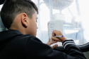 O Programa Porto Escola, organizado pela empresa pública Portos do Paraná, teve nesta quarta-feira (04) sua primeira atividade de 2019 em Antonina. Um grupo de 21 alunos da 5ª série da escola municipal Professor Aracy Pinheiro Lima conheceu como funcionam as atividades portuárias, o cuidado necessário com o meio ambiente e noções de segurança. Este é o quinto ano do projeto, que tem como meta atender 2,5 mil crianças até dezembro. Foto: Divulgação/Portos do Paraná