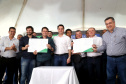 O Governador Carlos Massa Ratinho Junior confirmou investimentos que somam R$ 12,5 milhões para 24 municípios do Vale do Ivaí, Norte e Norte Pioneiro do Paraná. O pacote de ações inclui pavimentação asfáltica de vias urbanas, construção de barracões industriais e usina de asfalto, reforma em escolas, além da compra de veículos e equipamentos. As ordens para licitações e homologações foram assinadas nesta quinta-feira (05), em evento na prefeitura de Apucarana. Foto: Gilson Abreu/AEN