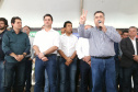 O Governador Carlos Massa Ratinho Junior confirmou investimentos que somam R$ 12,5 milhões para 24 municípios do Vale do Ivaí, Norte e Norte Pioneiro do Paraná. O pacote de ações inclui pavimentação asfáltica de vias urbanas, construção de barracões industriais e usina de asfalto, reforma em escolas, além da compra de veículos e equipamentos. As ordens para licitações e homologações foram assinadas nesta quinta-feira (05), em evento na prefeitura de Apucarana. Foto: Gilson Abreu/AEN