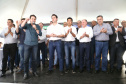 O Governador Carlos Massa Ratinho Junior confirmou investimentos que somam R$ 12,5 milhões para 24 municípios do Vale do Ivaí, Norte e Norte Pioneiro do Paraná. O pacote de ações inclui pavimentação asfáltica de vias urbanas, construção de barracões industriais e usina de asfalto, reforma em escolas, além da compra de veículos e equipamentos. As ordens para licitações e homologações foram assinadas nesta quinta-feira (05), em evento na prefeitura de Apucarana. Foto: Gilson Abreu/AEN