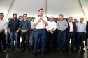 O Governador Carlos Massa Ratinho Junior confirmou investimentos que somam R$ 12,5 milhões para 24 municípios do Vale do Ivaí, Norte e Norte Pioneiro do Paraná. O pacote de ações inclui pavimentação asfáltica de vias urbanas, construção de barracões industriais e usina de asfalto, reforma em escolas, além da compra de veículos e equipamentos. As ordens para licitações e homologações foram assinadas nesta quinta-feira (05), em evento na prefeitura de Apucarana. Foto: Gilson Abreu/AEN