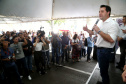 O Governador Carlos Massa Ratinho Junior confirmou investimentos que somam R$ 12,5 milhões para 24 municípios do Vale do Ivaí, Norte e Norte Pioneiro do Paraná. O pacote de ações inclui pavimentação asfáltica de vias urbanas, construção de barracões industriais e usina de asfalto, reforma em escolas, além da compra de veículos e equipamentos. As ordens para licitações e homologações foram assinadas nesta quinta-feira (05), em evento na prefeitura de Apucarana. Foto: Gilson Abreu/AEN