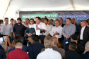 O Governador Carlos Massa Ratinho Junior confirmou investimentos que somam R$ 12,5 milhões para 24 municípios do Vale do Ivaí, Norte e Norte Pioneiro do Paraná. O pacote de ações inclui pavimentação asfáltica de vias urbanas, construção de barracões industriais e usina de asfalto, reforma em escolas, além da compra de veículos e equipamentos. As ordens para licitações e homologações foram assinadas nesta quinta-feira (05), em evento na prefeitura de Apucarana. Foto: Gilson Abreu/AEN
