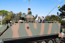 Aproximadamente 20 mil pessoas acompanharam neste sábado (7), em Curitiba, o desfile cívico-militar que comemora os 197 anos da Proclamação da Independência, segundo estimativas da Polícia Militar do Paraná. O governador Carlos Massa Ratinho Junior assistiu a solenidade de 7 de Setembro na Avenida Cândido de Abreu, acompanhado de sua família, do comandante da 5ª Divisão do Exército, general de divisão José Russo Assumpção Delgado, do vice-governador Darci Piana e de diversas autoridades.