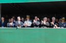 Aproximadamente 20 mil pessoas acompanharam neste sábado (7), em Curitiba, o desfile cívico-militar que comemora os 197 anos da Proclamação da Independência, segundo estimativas da Polícia Militar do Paraná. O governador Carlos Massa Ratinho Junior assistiu a solenidade de 7 de Setembro na Avenida Cândido de Abreu, acompanhado de sua família, do comandante da 5ª Divisão do Exército, general de divisão José Russo Assumpção Delgado, do vice-governador Darci Piana e de diversas autoridades.