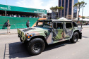 Aproximadamente 20 mil pessoas acompanharam neste sábado (7), em Curitiba, o desfile cívico-militar que comemora os 197 anos da Proclamação da Independência, segundo estimativas da Polícia Militar do Paraná. O governador Carlos Massa Ratinho Junior assistiu a solenidade de 7 de Setembro na Avenida Cândido de Abreu, acompanhado de sua família, do comandante da 5ª Divisão do Exército, general de divisão José Russo Assumpção Delgado, do vice-governador Darci Piana e de diversas autoridades.