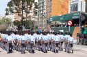 Aproximadamente 20 mil pessoas acompanharam neste sábado (7), em Curitiba, o desfile cívico-militar que comemora os 197 anos da Proclamação da Independência, segundo estimativas da Polícia Militar do Paraná. O governador Carlos Massa Ratinho Junior assistiu a solenidade de 7 de Setembro na Avenida Cândido de Abreu, acompanhado de sua família, do comandante da 5ª Divisão do Exército, general de divisão José Russo Assumpção Delgado, do vice-governador Darci Piana e de diversas autoridades.