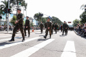 Aproximadamente 20 mil pessoas acompanharam neste sábado (7), em Curitiba, o desfile cívico-militar que comemora os 197 anos da Proclamação da Independência, segundo estimativas da Polícia Militar do Paraná. O governador Carlos Massa Ratinho Junior assistiu a solenidade de 7 de Setembro na Avenida Cândido de Abreu, acompanhado de sua família, do comandante da 5ª Divisão do Exército, general de divisão José Russo Assumpção Delgado, do vice-governador Darci Piana e de diversas autoridades.