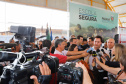 O programa Escola Segura, iniciativa do Governo do Paraná para ampliar a proteção de alunos e professores da rede estadual, está implantado em 40 colégios estaduais da Grande Curitiba, contando com 77 policiais militares da reserva. O lançamento oficial na região foi feito nesta quarta-feira (11) pelo governador Carlos Massa Ratinho Junior. No Paraná, o programa já beneficia alunos e professores de 71 colégios estaduais e conta com a atuação de 126 policiais militares.