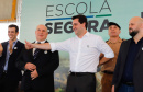 O programa Escola Segura, iniciativa do Governo do Paraná para ampliar a proteção de alunos e professores da rede estadual, está implantado em 40 colégios estaduais da Grande Curitiba, contando com 77 policiais militares da reserva. O lançamento oficial na região foi feito nesta quarta-feira (11) pelo governador Carlos Massa Ratinho Junior. No Paraná, o programa já beneficia alunos e professores de 71 colégios estaduais e conta com a atuação de 126 policiais militares.