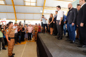 O programa Escola Segura, iniciativa do Governo do Paraná para ampliar a proteção de alunos e professores da rede estadual, está implantado em 40 colégios estaduais da Grande Curitiba, contando com 77 policiais militares da reserva. O lançamento oficial na região foi feito nesta quarta-feira (11) pelo governador Carlos Massa Ratinho Junior. No Paraná, o programa já beneficia alunos e professores de 71 colégios estaduais e conta com a atuação de 126 policiais militares.