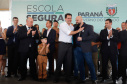 O programa Escola Segura, iniciativa do Governo do Paraná para ampliar a proteção de alunos e professores da rede estadual, está implantado em 40 colégios estaduais da Grande Curitiba, contando com 77 policiais militares da reserva. O lançamento oficial na região foi feito nesta quarta-feira (11) pelo governador Carlos Massa Ratinho Junior. No Paraná, o programa já beneficia alunos e professores de 71 colégios estaduais e conta com a atuação de 126 policiais militares.