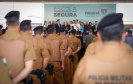 O programa Escola Segura, iniciativa do Governo do Paraná para ampliar a proteção de alunos e professores da rede estadual, está implantado em 40 colégios estaduais da Grande Curitiba, contando com 77 policiais militares da reserva. O lançamento oficial na região foi feito nesta quarta-feira (11) pelo governador Carlos Massa Ratinho Junior. No Paraná, o programa já beneficia alunos e professores de 71 colégios estaduais e conta com a atuação de 126 policiais militares.