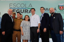 O programa Escola Segura, iniciativa do Governo do Paraná para ampliar a proteção de alunos e professores da rede estadual, está implantado em 40 colégios estaduais da Grande Curitiba, contando com 77 policiais militares da reserva. O lançamento oficial na região foi feito nesta quarta-feira (11) pelo governador Carlos Massa Ratinho Junior. No Paraná, o programa já beneficia alunos e professores de 71 colégios estaduais e conta com a atuação de 126 policiais militares.