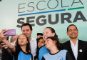 O programa Escola Segura, iniciativa do Governo do Paraná para ampliar a proteção de alunos e professores da rede estadual, está implantado em 40 colégios estaduais da Grande Curitiba, contando com 77 policiais militares da reserva. O lançamento oficial na região foi feito nesta quarta-feira (11) pelo governador Carlos Massa Ratinho Junior. No Paraná, o programa já beneficia alunos e professores de 71 colégios estaduais e conta com a atuação de 126 policiais militares.