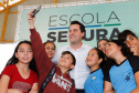 O programa Escola Segura, iniciativa do Governo do Paraná para ampliar a proteção de alunos e professores da rede estadual, está implantado em 40 colégios estaduais da Grande Curitiba, contando com 77 policiais militares da reserva. O lançamento oficial na região foi feito nesta quarta-feira (11) pelo governador Carlos Massa Ratinho Junior. No Paraná, o programa já beneficia alunos e professores de 71 colégios estaduais e conta com a atuação de 126 policiais militares.