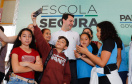 O programa Escola Segura, iniciativa do Governo do Paraná para ampliar a proteção de alunos e professores da rede estadual, está implantado em 40 colégios estaduais da Grande Curitiba, contando com 77 policiais militares da reserva. O lançamento oficial na região foi feito nesta quarta-feira (11) pelo governador Carlos Massa Ratinho Junior. No Paraná, o programa já beneficia alunos e professores de 71 colégios estaduais e conta com a atuação de 126 policiais militares.