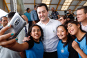 O programa Escola Segura, iniciativa do Governo do Paraná para ampliar a proteção de alunos e professores da rede estadual, está implantado em 40 colégios estaduais da Grande Curitiba, contando com 77 policiais militares da reserva. O lançamento oficial na região foi feito nesta quarta-feira (11) pelo governador Carlos Massa Ratinho Junior. No Paraná, o programa já beneficia alunos e professores de 71 colégios estaduais e conta com a atuação de 126 policiais militares.