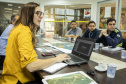 A conquista da autonomia para administrar os próprios contratos de exploração de áreas dos portos organizados, pela empresa pública Portos do Paraná, está servindo de exemplo para os demais portos do país. Com um mês de assinatura do novo convênio de delegação, a administração paranaense está recebendo equipes de outros terminais.