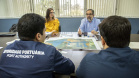 A conquista da autonomia para administrar os próprios contratos de exploração de áreas dos portos organizados, pela empresa pública Portos do Paraná, está servindo de exemplo para os demais portos do país. Com um mês de assinatura do novo convênio de delegação, a administração paranaense está recebendo equipes de outros terminais.