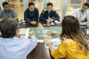 A conquista da autonomia para administrar os próprios contratos de exploração de áreas dos portos organizados, pela empresa pública Portos do Paraná, está servindo de exemplo para os demais portos do país. Com um mês de assinatura do novo convênio de delegação, a administração paranaense está recebendo equipes de outros terminais.