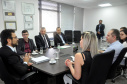 O diretor-presidente da Fomento Paraná, Heraldo Neves, e o presidente da Assespro-Paraná (Associação das Empresas Brasileiras de Tecnologia da Informação), Adriano Krzyuy, assinaram nesta quinta (12) um contrato de prestação de serviços pelo qual a entidade se credenciou para atuar como correspondente da Fomento para viabilizar operações de financiamento para as empresas associadas à entidade em todo o Estado. Foto:Luciano Patzsch / Fomento Paraná