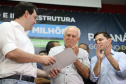Obras de pavimentação de ruas, construção de praças e de barracão industrial estão entre os projetos que 26 municípios do Noroeste do Paraná farão com apoio do Estado. Os recursos somam R$ 44 milhões e foram confirmados pelo governador Carlos Massa Ratinho Junior nesta quinta-feira (12) durante encontro com os prefeitos, em Paranavaí. No mesmo evento, o governador autorizou recursos para equipamentos e obras na nova unidade da Santa Casa de Paranavaí. Foto: José Fernando Ogura/AEN