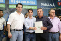 Obras de pavimentação de ruas, construção de praças e de barracão industrial estão entre os projetos que 26 municípios do Noroeste do Paraná farão com apoio do Estado. Os recursos somam R$ 44 milhões e foram confirmados pelo governador Carlos Massa Ratinho Junior nesta quinta-feira (12) durante encontro com os prefeitos, em Paranavaí. No mesmo evento, o governador autorizou recursos para equipamentos e obras na nova unidade da Santa Casa de Paranavaí. Foto: José Fernando Ogura/AEN