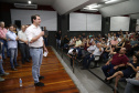 Obras de pavimentação de ruas, construção de praças e de barracão industrial estão entre os projetos que 26 municípios do Noroeste do Paraná farão com apoio do Estado. Os recursos somam R$ 44 milhões e foram confirmados pelo governador Carlos Massa Ratinho Junior nesta quinta-feira (12) durante encontro com os prefeitos, em Paranavaí. No mesmo evento, o governador autorizou recursos para equipamentos e obras na nova unidade da Santa Casa de Paranavaí. Foto: José Fernando Ogura/AEN