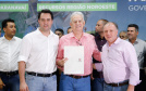 Obras de pavimentação de ruas, construção de praças e de barracão industrial estão entre os projetos que 26 municípios do Noroeste do Paraná farão com apoio do Estado. Os recursos somam R$ 44 milhões e foram confirmados pelo governador Carlos Massa Ratinho Junior nesta quinta-feira (12) durante encontro com os prefeitos, em Paranavaí. No mesmo evento, o governador autorizou recursos para equipamentos e obras na nova unidade da Santa Casa de Paranavaí.
