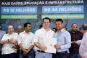 Obras de pavimentação de ruas, construção de praças e de barracão industrial estão entre os projetos que 26 municípios do Noroeste do Paraná farão com apoio do Estado. Os recursos somam R$ 44 milhões e foram confirmados pelo governador Carlos Massa Ratinho Junior nesta quinta-feira (12) durante encontro com os prefeitos, em Paranavaí. No mesmo evento, o governador autorizou recursos para equipamentos e obras na nova unidade da Santa Casa de Paranavaí.