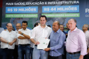 Obras de pavimentação de ruas, construção de praças e de barracão industrial estão entre os projetos que 26 municípios do Noroeste do Paraná farão com apoio do Estado. Os recursos somam R$ 44 milhões e foram confirmados pelo governador Carlos Massa Ratinho Junior nesta quinta-feira (12) durante encontro com os prefeitos, em Paranavaí. No mesmo evento, o governador autorizou recursos para equipamentos e obras na nova unidade da Santa Casa de Paranavaí.
