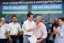 Obras de pavimentação de ruas, construção de praças e de barracão industrial estão entre os projetos que 26 municípios do Noroeste do Paraná farão com apoio do Estado. Os recursos somam R$ 44 milhões e foram confirmados pelo governador Carlos Massa Ratinho Junior nesta quinta-feira (12) durante encontro com os prefeitos, em Paranavaí. No mesmo evento, o governador autorizou recursos para equipamentos e obras na nova unidade da Santa Casa de Paranavaí.