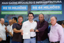 Obras de pavimentação de ruas, construção de praças e de barracão industrial estão entre os projetos que 26 municípios do Noroeste do Paraná farão com apoio do Estado. Os recursos somam R$ 44 milhões e foram confirmados pelo governador Carlos Massa Ratinho Junior nesta quinta-feira (12) durante encontro com os prefeitos, em Paranavaí. No mesmo evento, o governador autorizou recursos para equipamentos e obras na nova unidade da Santa Casa de Paranavaí.