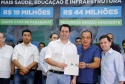 Obras de pavimentação de ruas, construção de praças e de barracão industrial estão entre os projetos que 26 municípios do Noroeste do Paraná farão com apoio do Estado. Os recursos somam R$ 44 milhões e foram confirmados pelo governador Carlos Massa Ratinho Junior nesta quinta-feira (12) durante encontro com os prefeitos, em Paranavaí. No mesmo evento, o governador autorizou recursos para equipamentos e obras na nova unidade da Santa Casa de Paranavaí.
