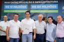 Obras de pavimentação de ruas, construção de praças e de barracão industrial estão entre os projetos que 26 municípios do Noroeste do Paraná farão com apoio do Estado. Os recursos somam R$ 44 milhões e foram confirmados pelo governador Carlos Massa Ratinho Junior nesta quinta-feira (12) durante encontro com os prefeitos, em Paranavaí. No mesmo evento, o governador autorizou recursos para equipamentos e obras na nova unidade da Santa Casa de Paranavaí.