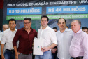 Obras de pavimentação de ruas, construção de praças e de barracão industrial estão entre os projetos que 26 municípios do Noroeste do Paraná farão com apoio do Estado. Os recursos somam R$ 44 milhões e foram confirmados pelo governador Carlos Massa Ratinho Junior nesta quinta-feira (12) durante encontro com os prefeitos, em Paranavaí. No mesmo evento, o governador autorizou recursos para equipamentos e obras na nova unidade da Santa Casa de Paranavaí.