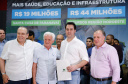 Obras de pavimentação de ruas, construção de praças e de barracão industrial estão entre os projetos que 26 municípios do Noroeste do Paraná farão com apoio do Estado. Os recursos somam R$ 44 milhões e foram confirmados pelo governador Carlos Massa Ratinho Junior nesta quinta-feira (12) durante encontro com os prefeitos, em Paranavaí. No mesmo evento, o governador autorizou recursos para equipamentos e obras na nova unidade da Santa Casa de Paranavaí.