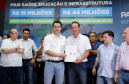 Obras de pavimentação de ruas, construção de praças e de barracão industrial estão entre os projetos que 26 municípios do Noroeste do Paraná farão com apoio do Estado. Os recursos somam R$ 44 milhões e foram confirmados pelo governador Carlos Massa Ratinho Junior nesta quinta-feira (12) durante encontro com os prefeitos, em Paranavaí. No mesmo evento, o governador autorizou recursos para equipamentos e obras na nova unidade da Santa Casa de Paranavaí.