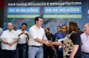 Obras de pavimentação de ruas, construção de praças e de barracão industrial estão entre os projetos que 26 municípios do Noroeste do Paraná farão com apoio do Estado. Os recursos somam R$ 44 milhões e foram confirmados pelo governador Carlos Massa Ratinho Junior nesta quinta-feira (12) durante encontro com os prefeitos, em Paranavaí. No mesmo evento, o governador autorizou recursos para equipamentos e obras na nova unidade da Santa Casa de Paranavaí.