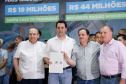 Obras de pavimentação de ruas, construção de praças e de barracão industrial estão entre os projetos que 26 municípios do Noroeste do Paraná farão com apoio do Estado. Os recursos somam R$ 44 milhões e foram confirmados pelo governador Carlos Massa Ratinho Junior nesta quinta-feira (12) durante encontro com os prefeitos, em Paranavaí. No mesmo evento, o governador autorizou recursos para equipamentos e obras na nova unidade da Santa Casa de Paranavaí.