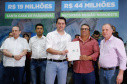 Obras de pavimentação de ruas, construção de praças e de barracão industrial estão entre os projetos que 26 municípios do Noroeste do Paraná farão com apoio do Estado. Os recursos somam R$ 44 milhões e foram confirmados pelo governador Carlos Massa Ratinho Junior nesta quinta-feira (12) durante encontro com os prefeitos, em Paranavaí. No mesmo evento, o governador autorizou recursos para equipamentos e obras na nova unidade da Santa Casa de Paranavaí.